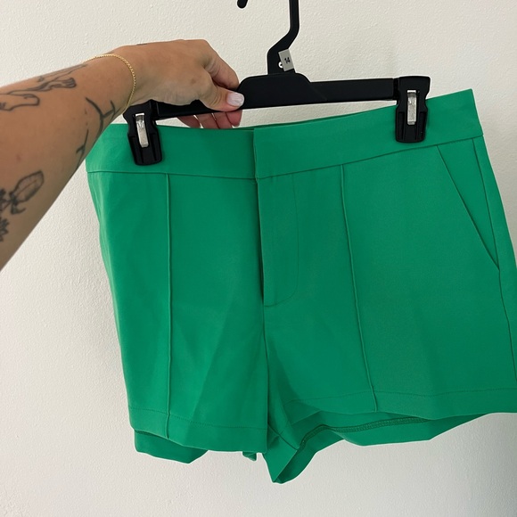 Beautiful Green Suit Set! Size L - Picture 4 of 11